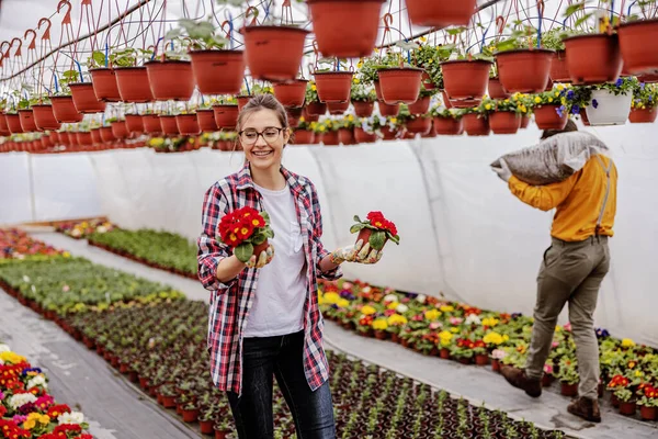 Jonge Glimlachende Kwekerij Tuin Vrouwelijke Werknemer Vasthouden Potten Met Bloemen — Stockfoto