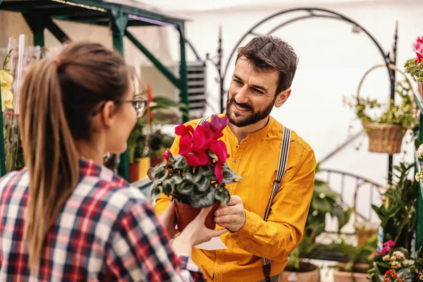Mladý Muž Kupující Květiny Mateřské Zahrady Ženské Pracovnice — Stock fotografie