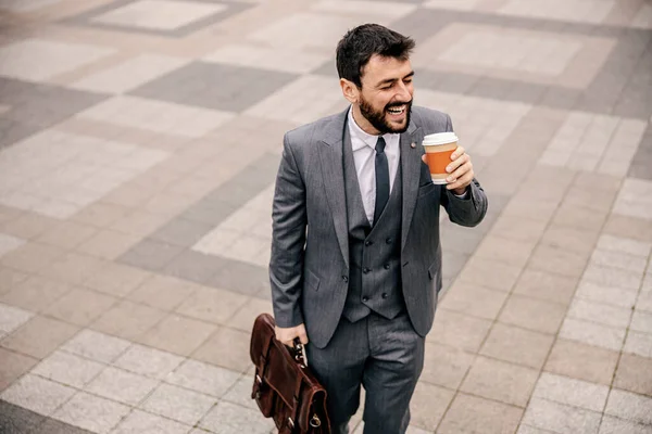 Jovem Sorridente Elegante Empresário Bebendo Café Manhã Copo Descartável Indo — Fotografia de Stock