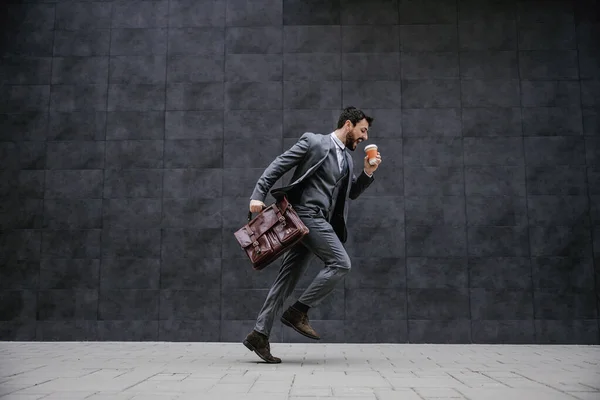 Νεαρός Μοντέρνος Επιχειρηματίας Τρέχει Στο Δρόμο Έχει Αργήσει Για Δουλειά — Φωτογραφία Αρχείου