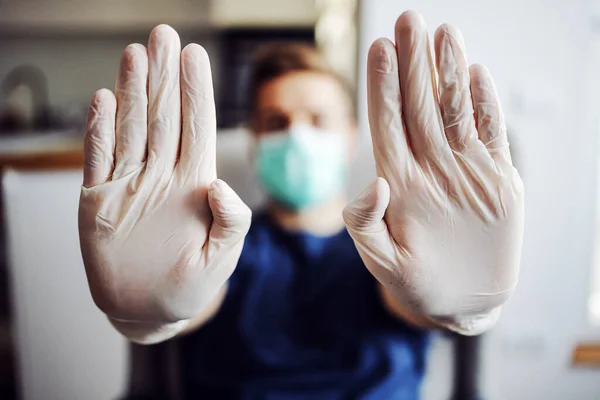 Mladý Muž Maskou Rukavicemi Ukazujícími Ruce Říká Stop Koronavirus Světová — Stock fotografie