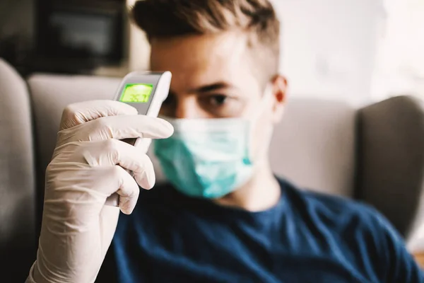 Joven Midiendo Temperatura Pandemia Mundial Quédate Casa —  Fotos de Stock