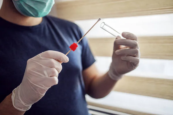 마스크와 장갑을 바이러스 검사를 책임감 세계적 유행병 — 스톡 사진