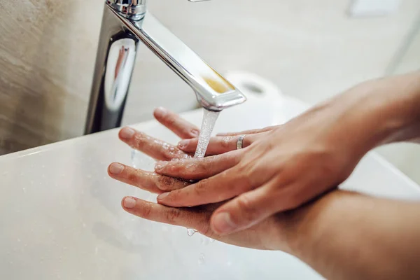 Mycie Rąk Mydłem Człowieka Zapobiegania Wirusom Korony Higieny Aby Zatrzymać — Zdjęcie stockowe