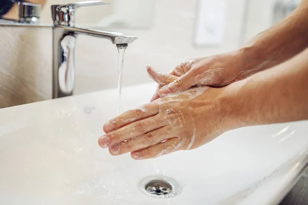 Mycie Rąk Mydłem Człowieka Zapobiegania Wirusom Korony Higieny Aby Zatrzymać Obrazy Stockowe bez tantiem