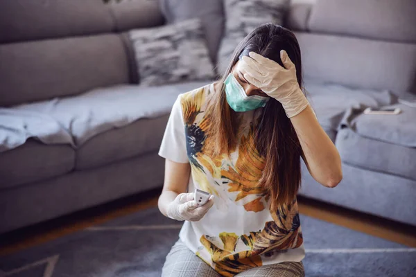 Junge Frau Misst Temperatur Hause Trägt Schutzmaske Und Handschuhe Bleiben — Stockfoto