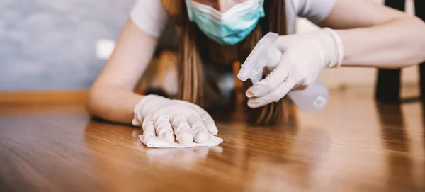 Vrouw Reinigen Vloer Met Antibacteriële Veeg Reinigingsmiddel Voor Virussen Thuis — Stockfoto