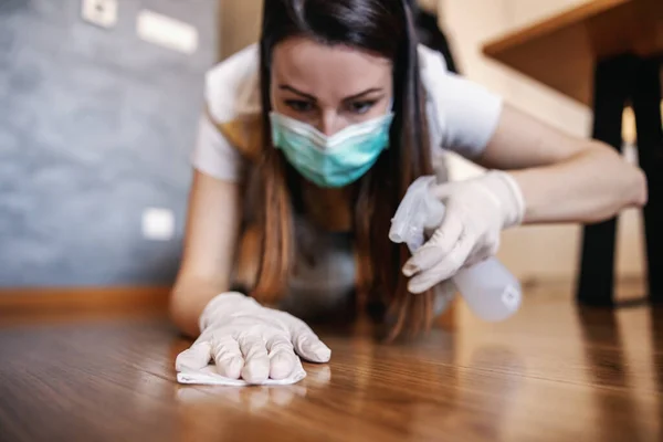 Vrouw Reinigen Vloer Met Antibacteriële Veeg Reinigingsmiddel Voor Virussen Thuis — Stockfoto