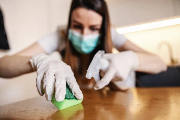 Kadın Antibakteriyel Mendille Masayı Temizliyor Yüzeyindeki Virüsleri Temizliyor Corona Virüsü — Stok fotoğraf