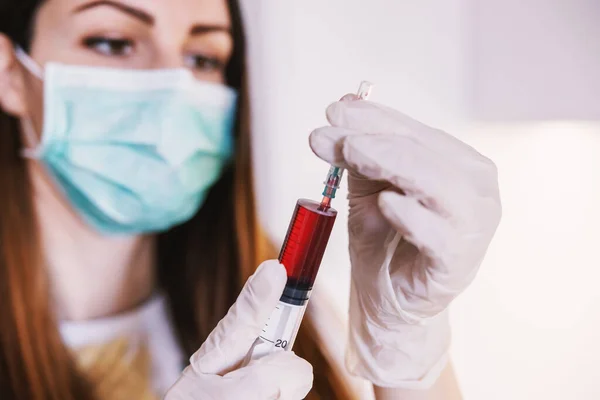 Detailní Záběr Mladé Ženy Injekcí Plnou Krve Selektivní Zaměření Vzorek — Stock fotografie