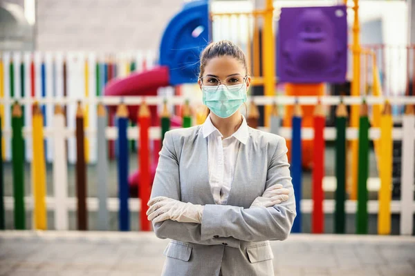 Junge Frau Mit Schutzmaske Und Handschuhen Die Vor Der Kamera — Stockfoto