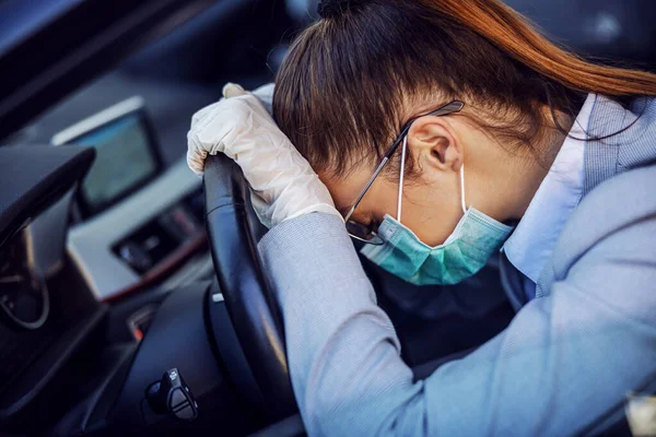 Jovem Com Máscara Protetora Luvas Dirigindo Carro Prevenção Infecções Controle — Fotografia de Stock