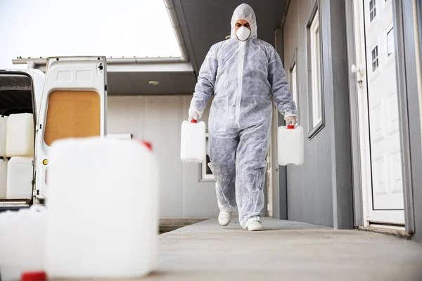 コロナウイルス細胞の流行 世界的なパンデミックの健康上のリスクを洗浄し 消毒するためのハズマットスーツの専門家 — ストック写真