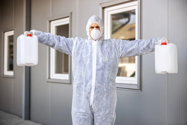 コロナウイルス細胞の流行 世界的なパンデミックの健康上のリスクを洗浄し 消毒するためのハズマットスーツの専門家 — ストック写真