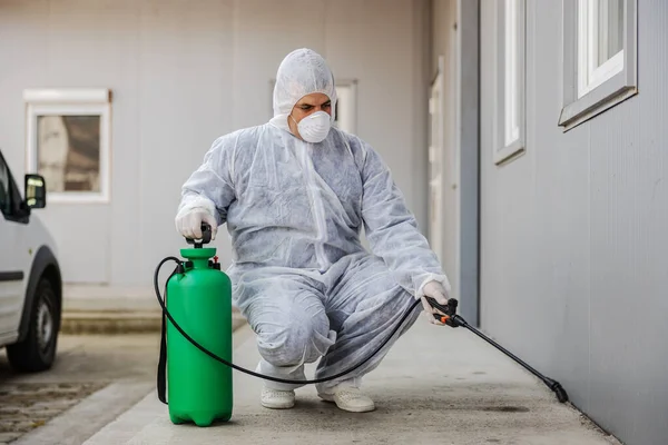 Hombre Traje Protector Contra Virus Máscara Desinfectando Edificios Coronavirus Con —  Fotos de Stock