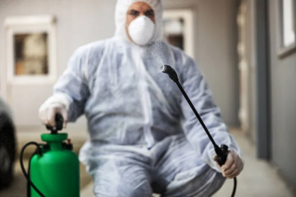 Mann Virenschutzanzug Und Maske Desinfiziert Gebäude Mit Dem Sprayer Mit — Stockfoto