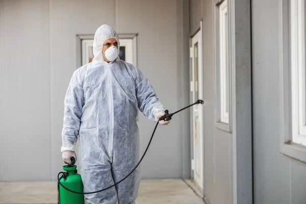 Mann Virenschutzanzug Und Maske Desinfiziert Gebäude Mit Dem Sprayer Mit — Stockfoto