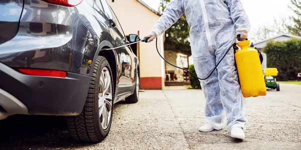 Homem Traje Protetor Com Máscara Desinfetando Pneus Carro Prevenir Infecção — Fotografia de Stock