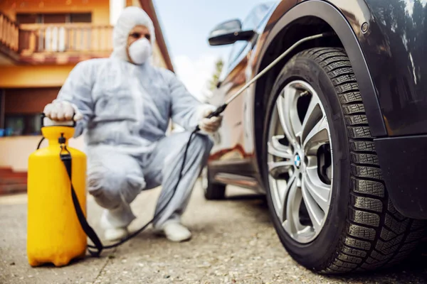 Homem Traje Protetor Com Máscara Desinfetando Pneus Carro Prevenir Infecção — Fotografia de Stock