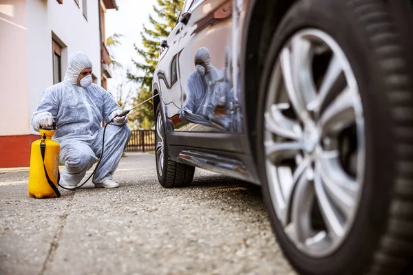Άνδρας Προστατευτική Στολή Μάσκα Απολύμανση Ελαστικών Αυτοκινήτων Πρόληψη Της Μόλυνσης — Φωτογραφία Αρχείου