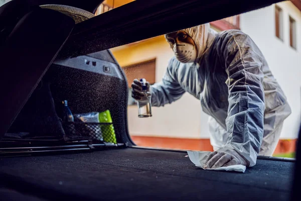 Άνδρας Προστατευτική Στολή Μάσκα Απολυμαίνει Εσωτερικό Του Αυτοκινήτου Σκουπίζει Καθαρές — Φωτογραφία Αρχείου