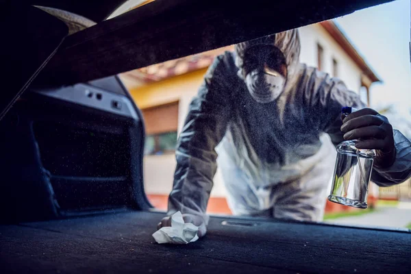 Άνδρας Προστατευτική Στολή Μάσκα Απολυμαίνει Εσωτερικό Του Αυτοκινήτου Σκουπίζει Καθαρές — Φωτογραφία Αρχείου