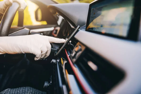 Muž Ochrannými Rukavicemi Řídí Auto Psané Mobilním Telefonu Smartphone Prevence — Stock fotografie