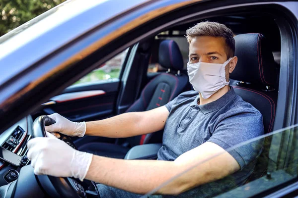 Άντρας Προστατευτική Μάσκα Και Γάντια Που Οδηγεί Αυτοκίνητο Πρόληψη Λοιμώξεων — Φωτογραφία Αρχείου