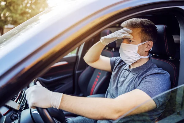 Homem Com Máscara Protetora Luvas Dirigindo Carro Com Dor Cabeça — Fotografia de Stock