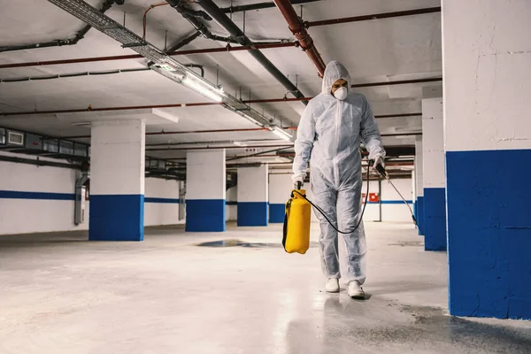 清洁内部表面 建筑物内的清洁和消毒 是考拉病毒的流行 负责消毒工作的专业小组 传染病的预防和控制 防护服和面罩 — 图库照片