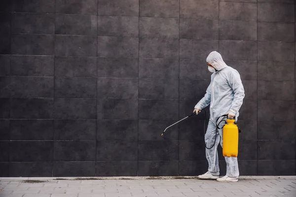 Καθαρισμός Και Απολύμανση Έξω Από Κτίρια Επιδημία Του Κορωναϊού Επαγγελματικές — Φωτογραφία Αρχείου