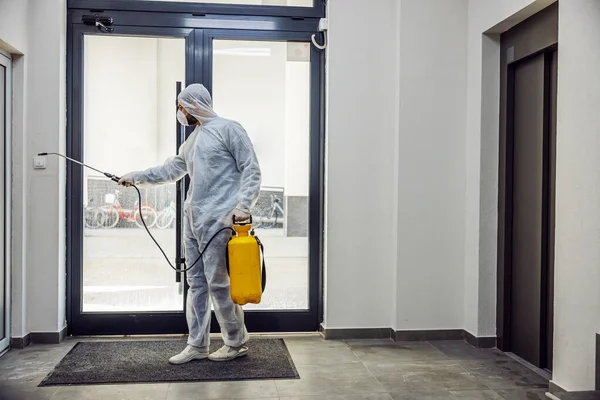 Sanituji Vnitřní Povrchy Čištění Dezinfekce Uvnitř Budov Epidemie Koronaviru Profesionální — Stock fotografie