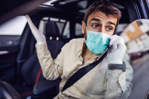 Homem Com Máscara Protetora Luvas Dirigindo Carro Falando Smartphone Telefone — Fotografia de Stock
