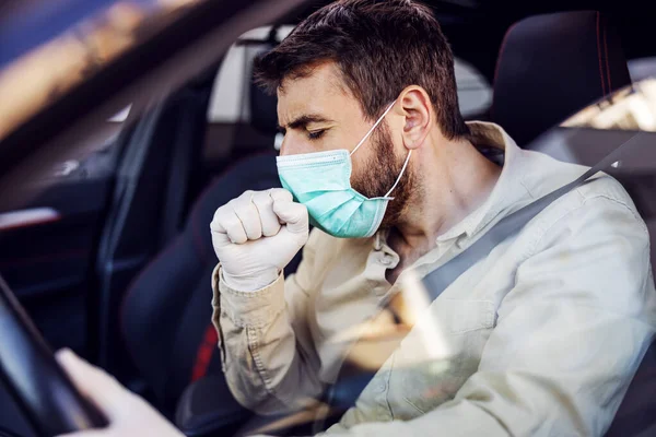 Homem Com Máscara Protetora Luvas Dirigindo Carro Tosse Prevenção Infecções — Fotografia de Stock