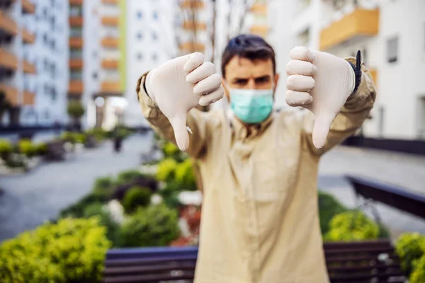 Man Beschermend Pak Met Masker Met Duimen Naar Beneden Voorkomen — Stockfoto