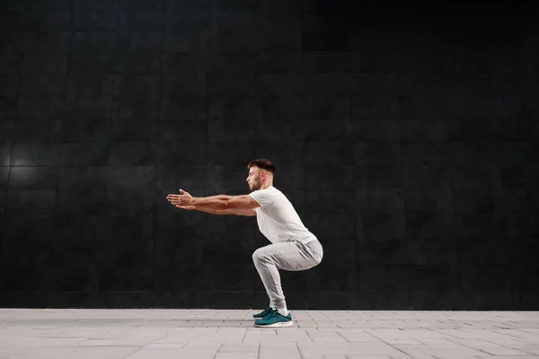 Zijaanzicht Van Aantrekkelijke Blanke Toegewijde Man Met Baard Trainingspak Die — Stockfoto