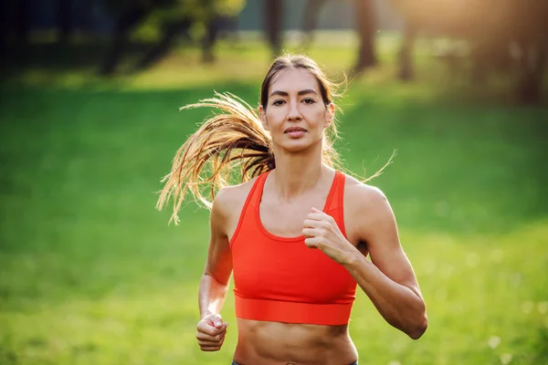 Joven Deportista Forma Atractiva Con Hábitos Saludables Que Corren Naturaleza — Foto de Stock