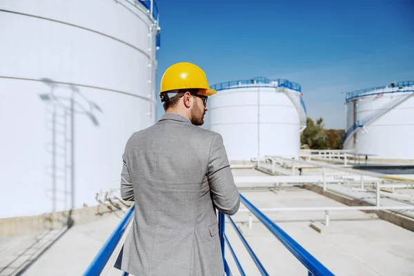 Achteraanzicht Van Knappe Kaukasische Ongeschoren Supervisor Pak Met Helm Hoofd — Stockfoto