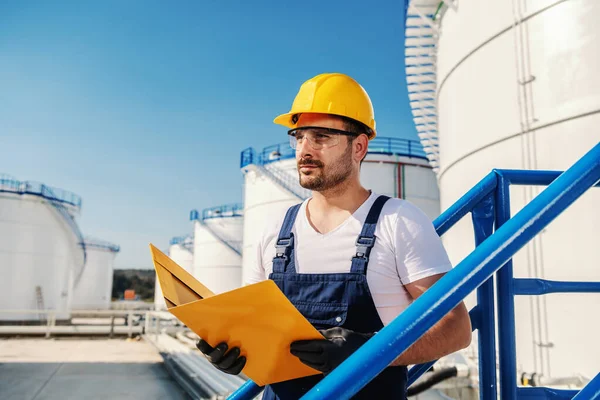 Νεαρός Σκληρά Εργαζόμενος Καυκάσιος Αξύριστος Εργάτης Διυλιστηρίου Ρούχα Εργασίας Κράνος — Φωτογραφία Αρχείου