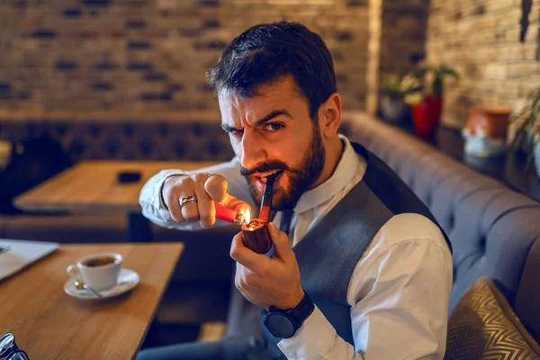 Primo Piano Elegante Caucasico Barbuto Giovane Uomo Affari Successo Seduto — Foto Stock