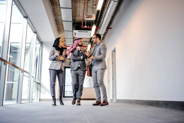 Handsome Real Estate Agent Talking Arab Investors Convinces Them Invest — Stock Photo, Image