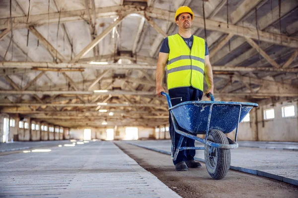 Full Längd Byggnadsarbetare Driver Skottkärra Full Cement — Stockfoto