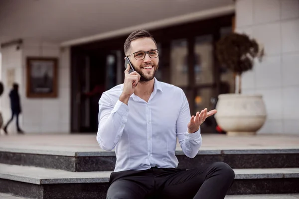 Joven Hombre Atractivo Sonriente Elegantemente Vestido Sentado Las Escaleras Aire — Foto de Stock