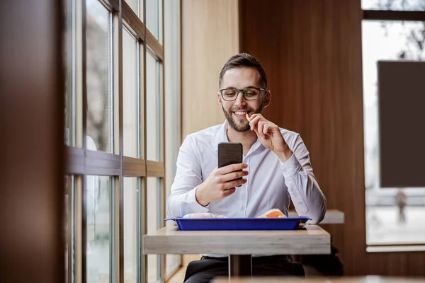 Joven Hombre Geek Sonriente Elegantemente Vestido Sentado Restaurante Comida Rápida — Foto de Stock