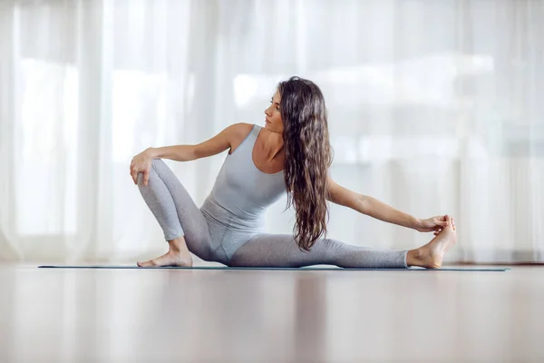 Молодая Привлекательная Девушка Yogi Позе Бокового Выпада Yoga Интерьер Студии — стоковое фото