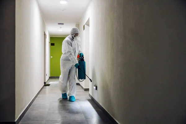 Arbeiter Sterilen Anzügen Und Masken Sterilisiert Halle Eines Gebäudes Von — Stockfoto