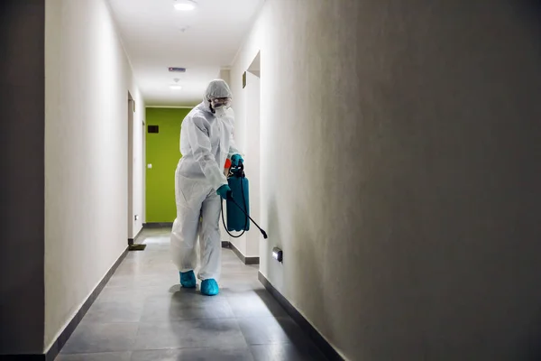 Trabalhador Terno Estéril Máscara Esterilizando Corredor Edifício Corona Vírus Covid — Fotografia de Stock