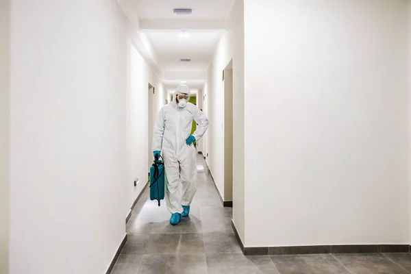 Homme Costume Stérile Protecteur Avec Masque Marchant Dans Hall Bâtiment — Photo