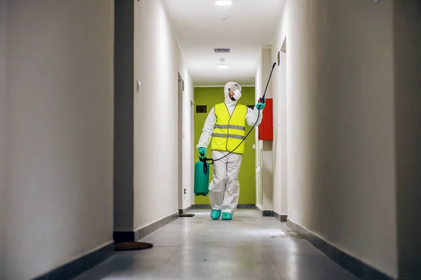 Die Ganze Länge Des Arbeiters Sterilen Anzug Und Weste Sterilisierhalle — Stockfoto