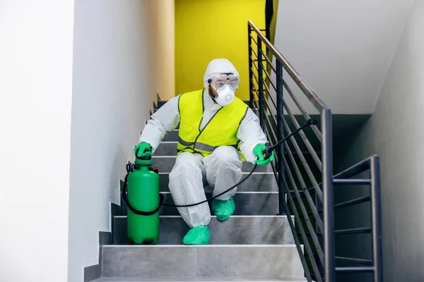 Travailleur Toute Longueur Costume Gilet Stériles Stérilisant Rambarde Bâtiment Partir — Photo